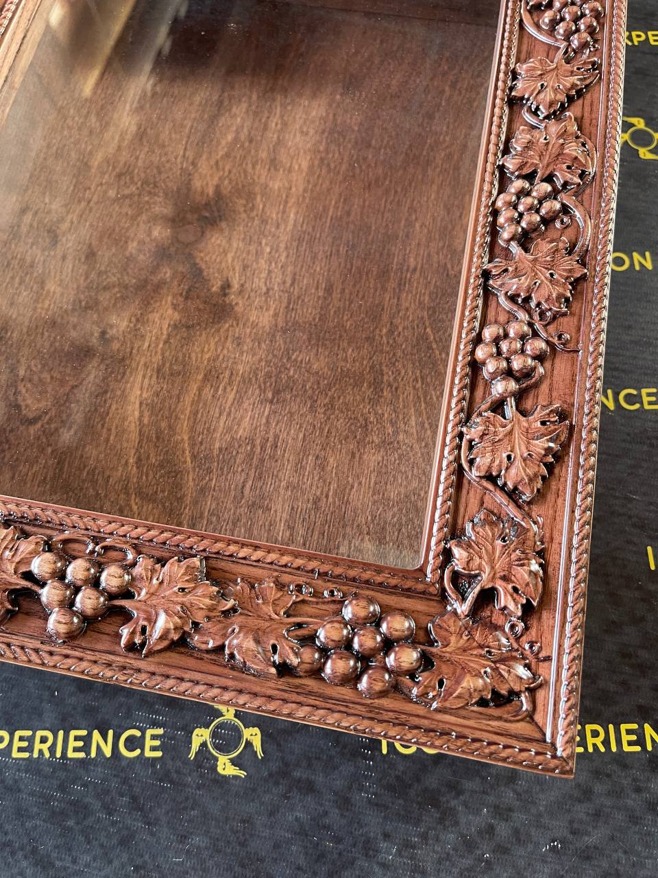 Closed Type Kiot Made From Oak With Grapevine Ornament