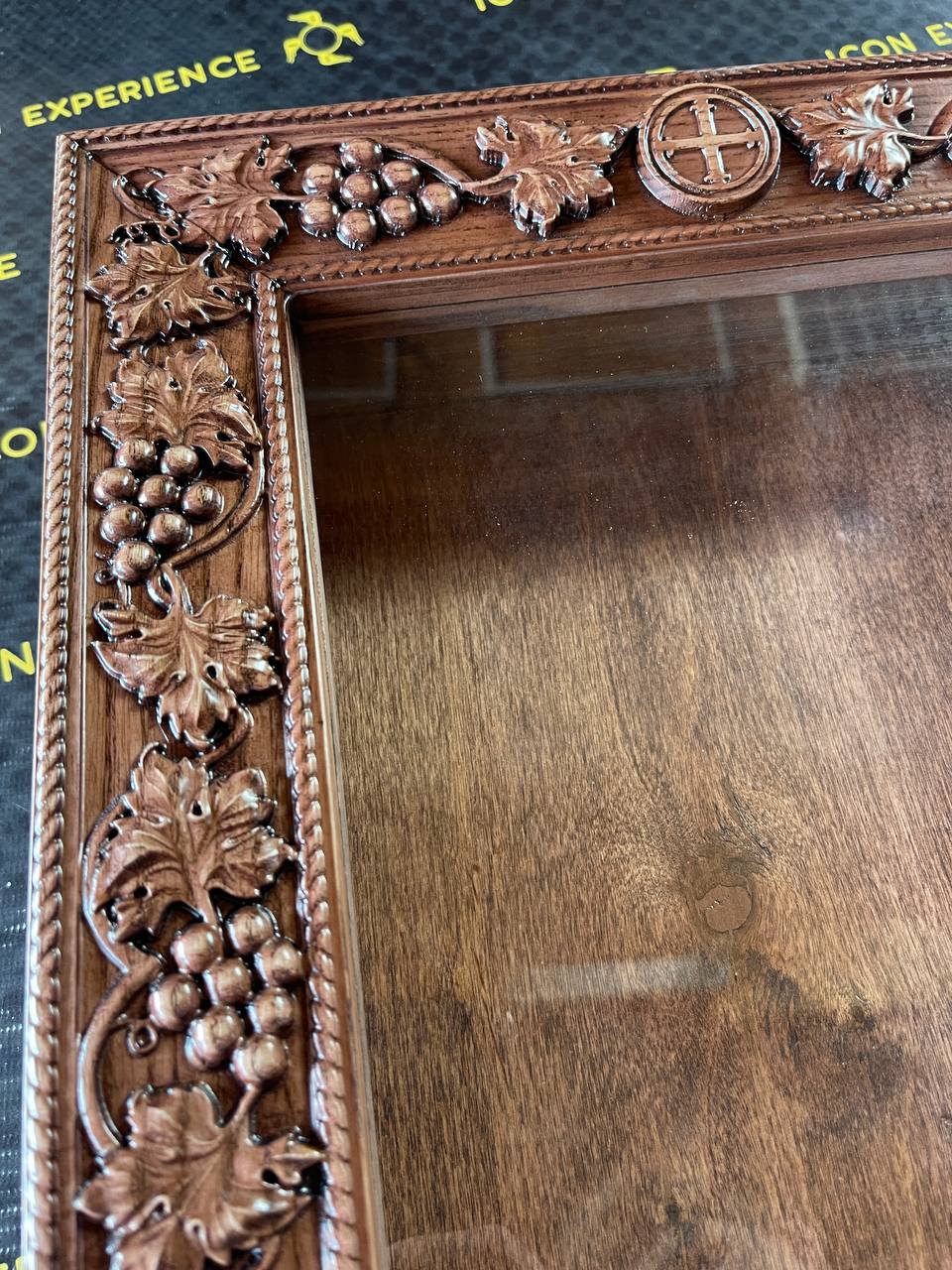 Closed Type Kiot Made From Oak With Grapevine Ornament