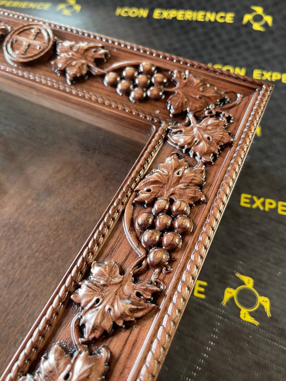 Closed Type Kiot Made From Oak With Grapevine Ornament