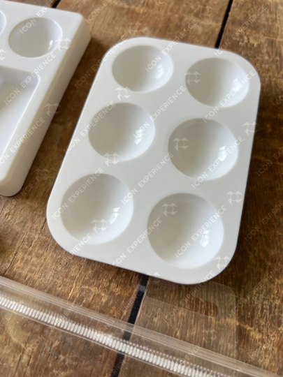 Set of plastic paint pallette
