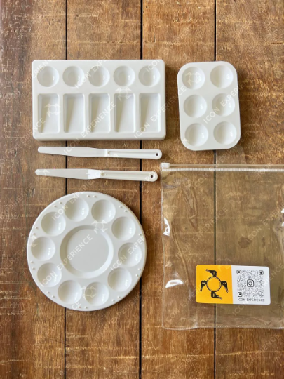 Set of plastic paint pallette