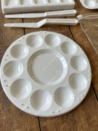 Set of plastic paint pallette