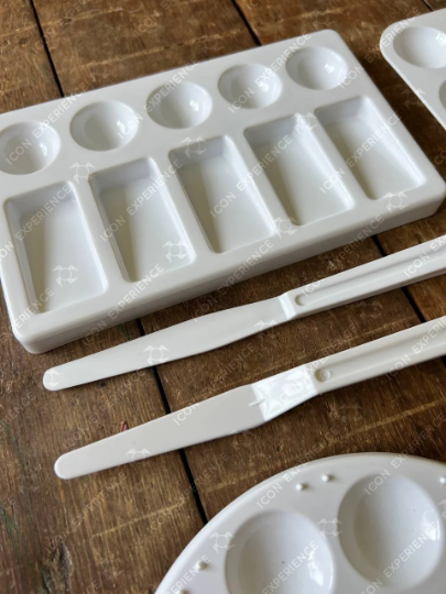Set of plastic paint pallette